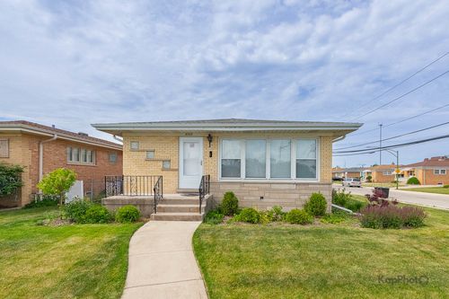 8500 W Carmen Ave, Chicago, IL, 60656-2706 | Card Image