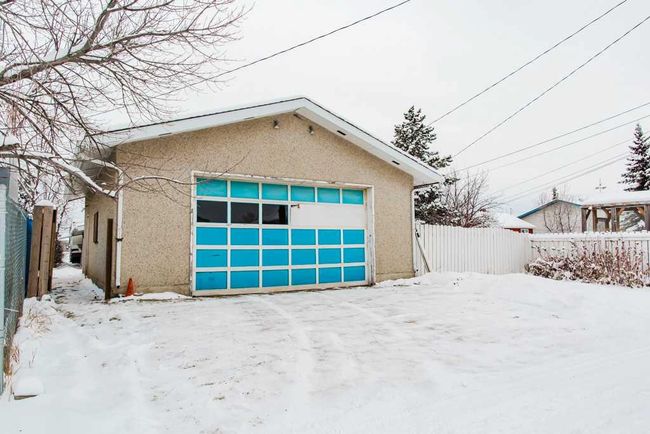 10506 101 Avenue, Home with 2 bedrooms, 2 bathrooms and 5 parking in Grande Prairie AB | Image 3