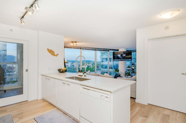 1708 - 111 W Georgia Street, Condo with 2 bedrooms, 2 bathrooms and 1 parking in Vancouver BC | Image 2
