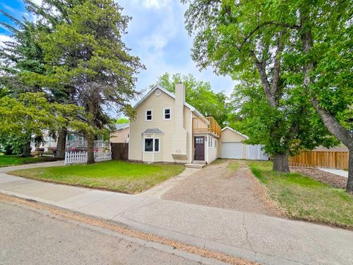 532 1 St W, Brooks, AB, T1R0G3 | Card Image