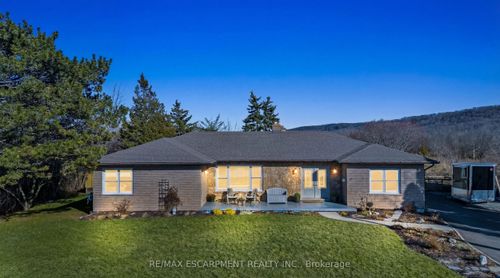 27 Cline Mountain Road S, Grimsby, ON, L3M4B4 | Card Image