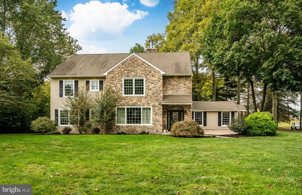 Manor Rd, Huntingdon Valley, PA 19006