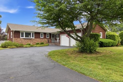 825 Karshick St, Bohemia, NY, 11716-3601 | Card Image