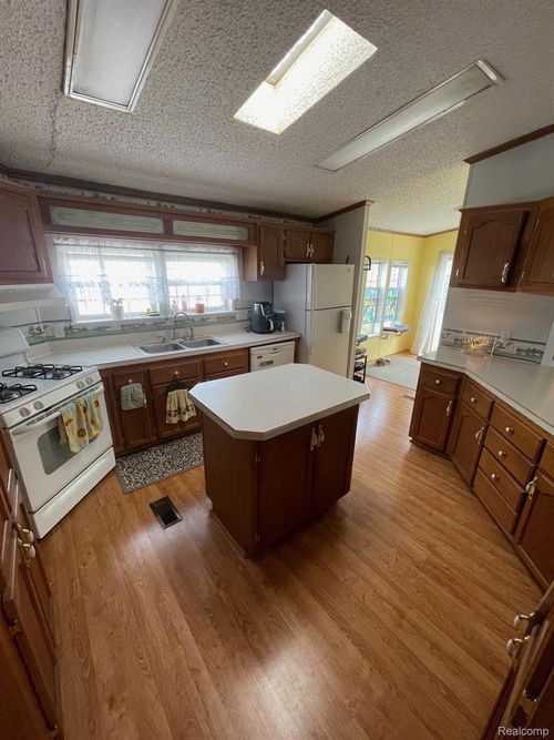 73 Grey Fox Ct, Grand Blanc, MI, 48439-8176 | Card Image