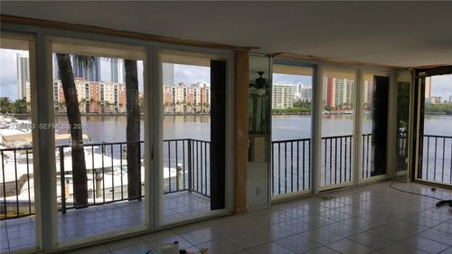 m19-290 174th St, Sunny Isles Beach, FL, 33160-3380 | Card Image
