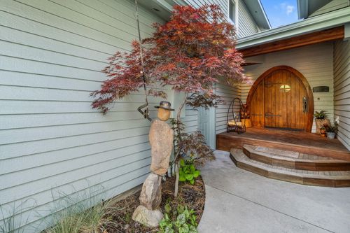 60655 River Bend Dr, Bend, OR, 97702-8945 | Card Image
