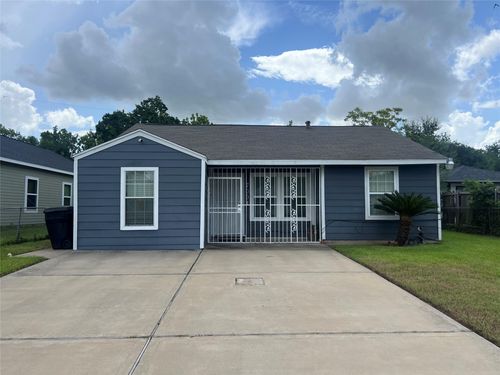 7001 Kassarine Pass, Houston, TX, 77033-1811 | Card Image