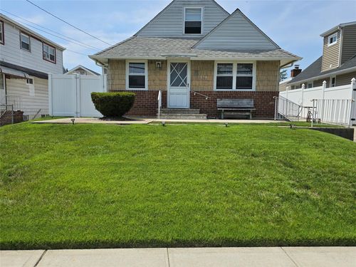 734 Dauntless Pkwy, Elmont, NY, 11003-4415 | Card Image