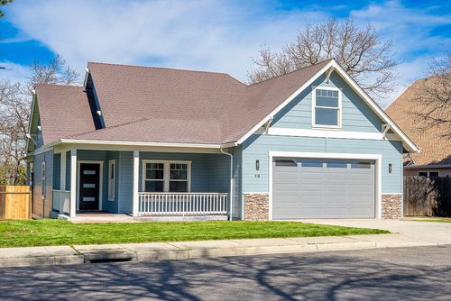 19 Pine Ct, Eagle Point, OR, 97524-9673 | Card Image