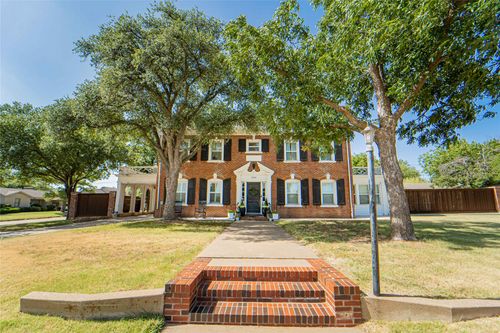 1002 E Lindsey St, Breckenridge, TX, 76424-3742 | Card Image