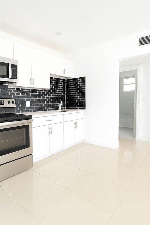 apt-2-724 Nw 3rd Ct, Hallandale Beach, FL, 33009-3258 | Card Image