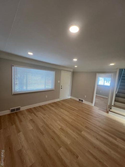 8732 Jewett Ave, Warren, MI, 48089-5206 | Card Image