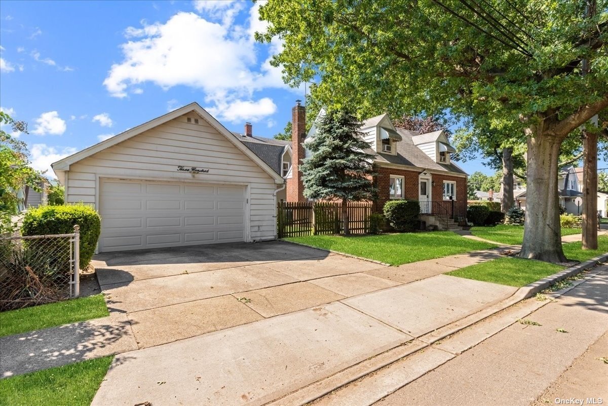 Lowell Ave, Floral Park, NY 11001