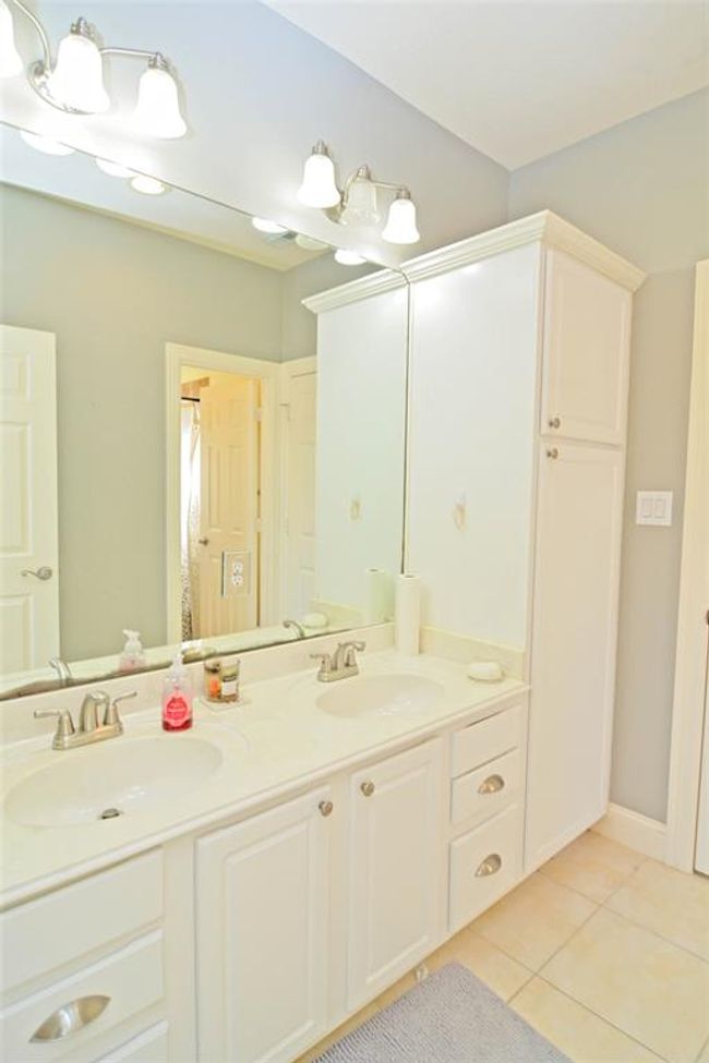Jack and Jill bathroom | Image 26