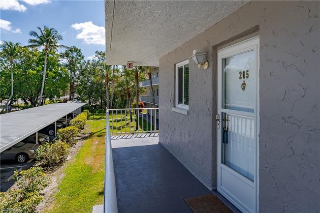 Property entrance with stucco siding | Image 25