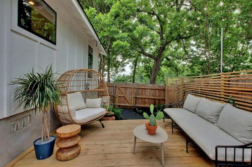 2000 E 8th St, Austin, TX, 78702-3432 | Card Image