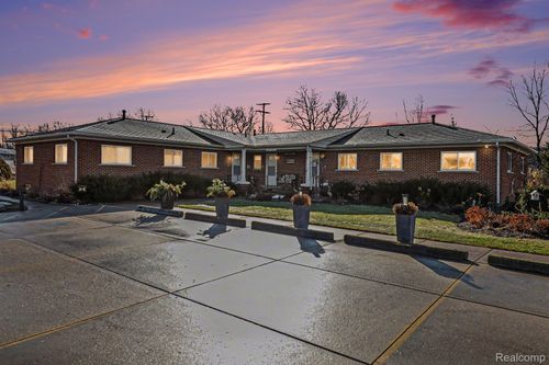 27036 Sandy Hill Ln, New Hudson, MI, 48165-8702 | Card Image