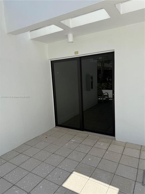 cab19-20281 E Country Club Dr, Aventura, FL, 33180-3010 | Card Image