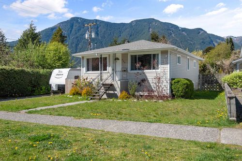 569 Park Street, House other with 3 bedrooms, 1 bathrooms and 6 parking in Hope BC | Card Image