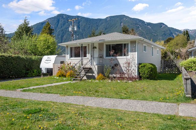 569 Park Street, House other with 3 bedrooms, 1 bathrooms and 6 parking in Hope BC | Image 1