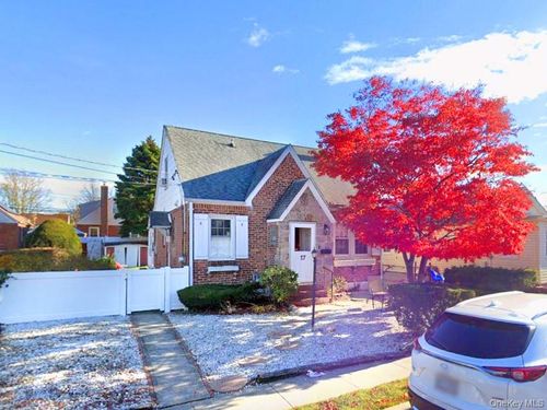 17 Laurel Pl, Valley Stream, NY, 11580-4800 | Card Image
