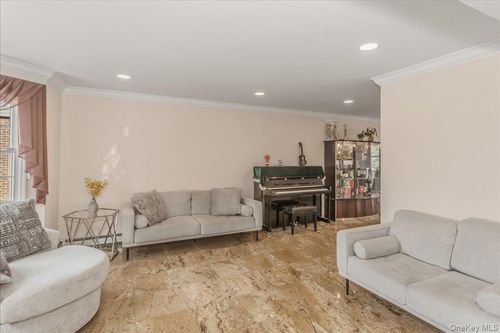 263 James St, Franklin Square, NY, 11010-2302 | Card Image