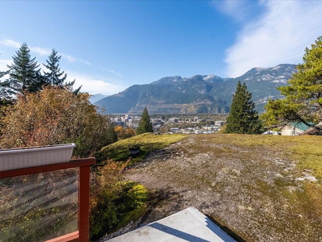 38255 Vista Crescent, House other with 4 bedrooms, 2 bathrooms and 6 parking in Squamish BC | Image 9