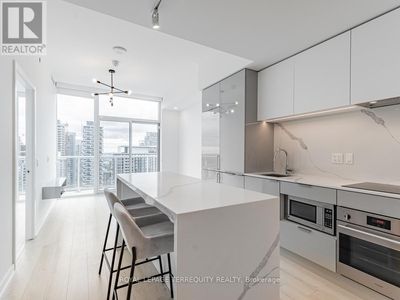 2605 - 33 Helendale Ave, Condo with 2 bedrooms, 1 bathrooms and 1 parking in Toronto ON | Image 1