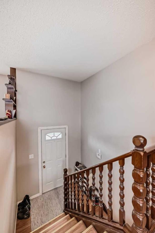 3816 Dover Ridge Drive Se, Home with 3 bedrooms, 1 bathrooms and 2 parking in Calgary AB | Image 12