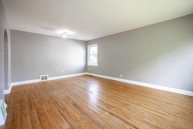 18 Grove Ave, House other with 6 bedrooms, 2 bathrooms and 4 parking in Saint Catharines ON | Image 9
