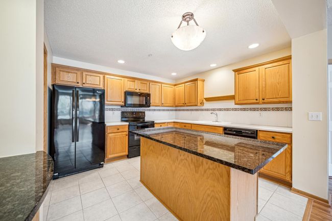 Loads of counter space and storage | Image 8