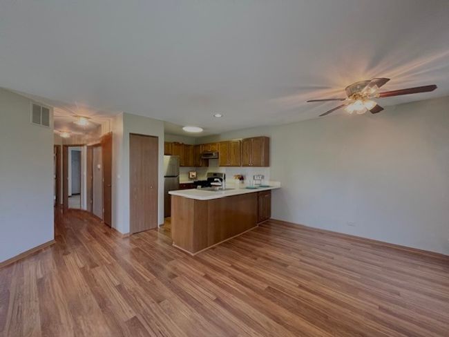 5 - 304 University Ln, Townhouse with 2 bedrooms, 1 bathrooms and 1 parking in Elk Grove Village IL | Image 6