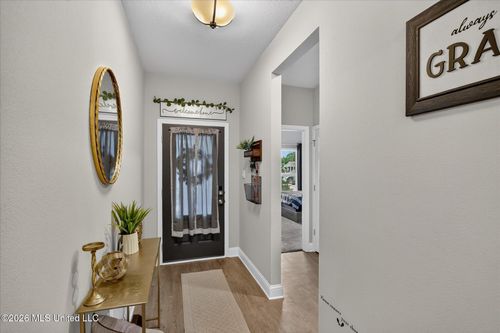 81 Saltmeadow Cir, Ocean Springs, MS, 39564-8956 | Card Image