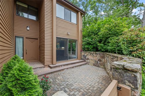 16-16 Yale Dr, Manhasset, NY, 11030-4047 | Card Image