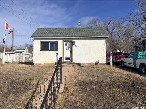 902 Fairford Street E, Moose Jaw, SK, S6H0G5 | Card Image