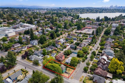8256 Ashworth Ave N, Seattle, WA, 98103-4435 | Card Image