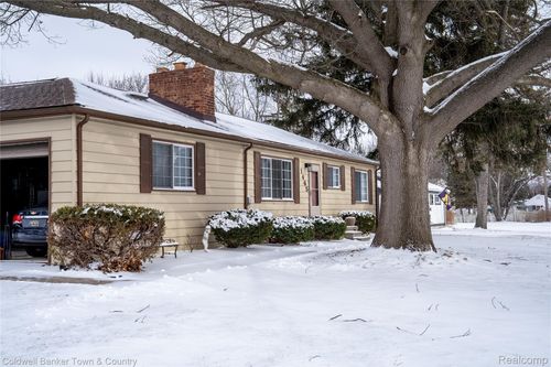 1465 N Pontiac Trl, Walled Lake, MI, 48390-3145 | Card Image