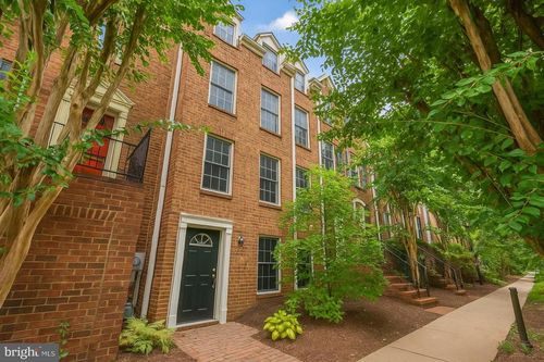 2319 N Greenbrier Ct, ARLINGTON, VA, 22207-1668 | Card Image