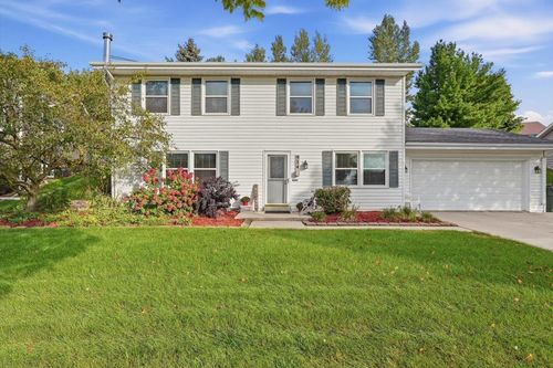 914 Kings Ridge Ct W, West Bend, WI, 53090-8450 | Card Image