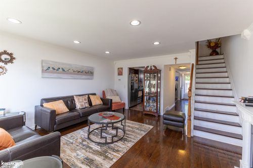 28012 Universal Dr, Warren, MI, 48092-2428 | Card Image