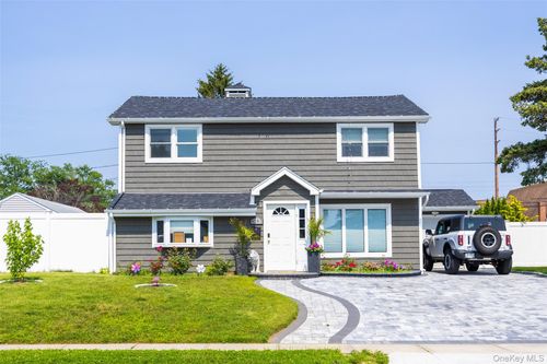 4185 Harriet Rd, Bethpage, NY, 11714-6212 | Card Image