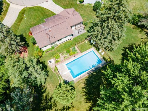 6157 Coventry Dr, Swartz Creek, MI, 48473-8851 | Card Image