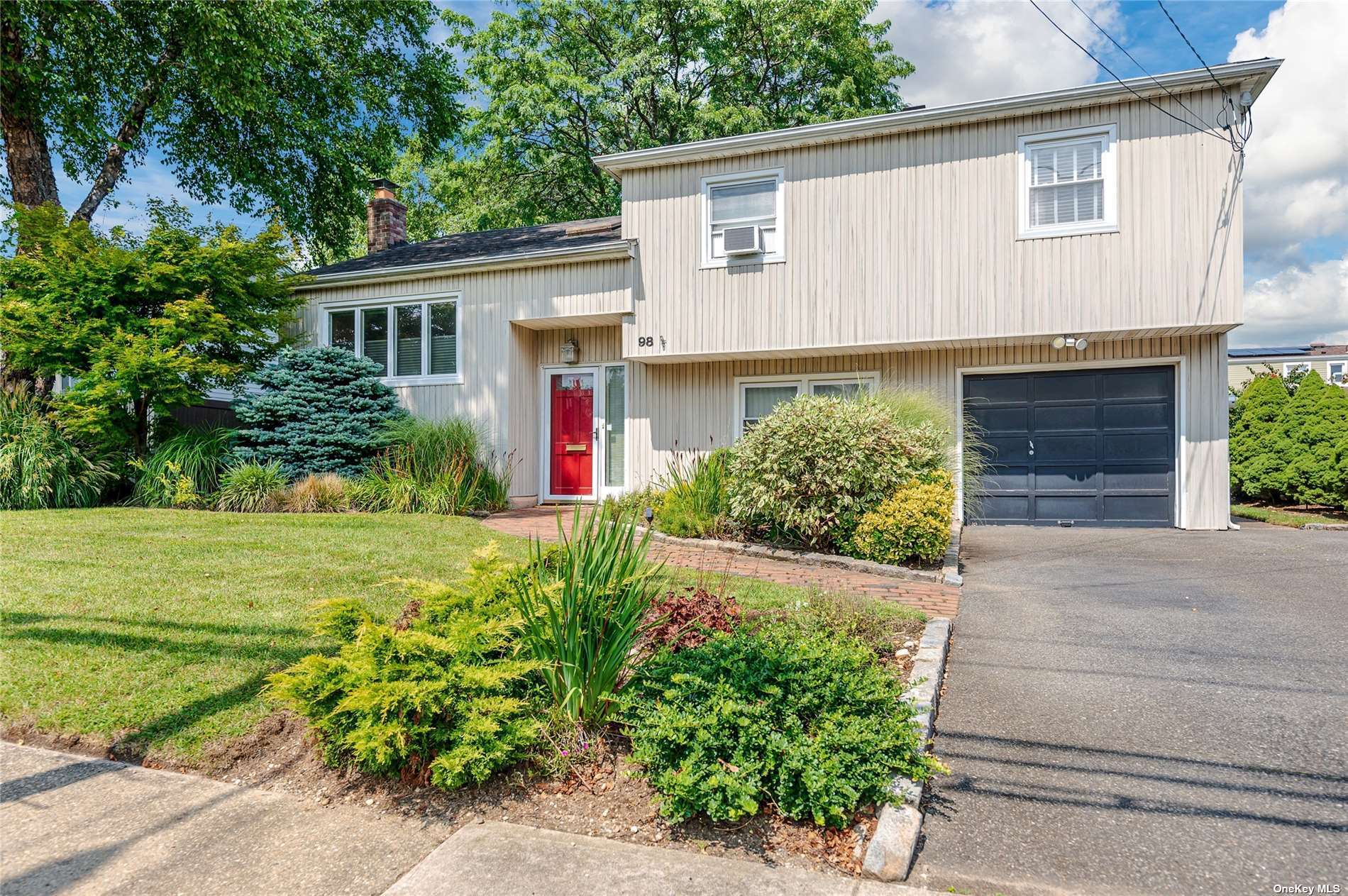 Henrietta Ave, Oceanside, NY 11572