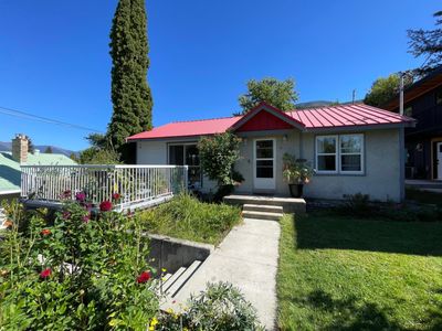 808 6 Th St, House other with 3 bedrooms, 2 bathrooms and 3 parking in Nelson BC | Image 2