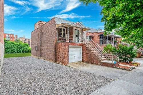 66 Burns St, Rego Park, NY, 11374-3927 | Card Image