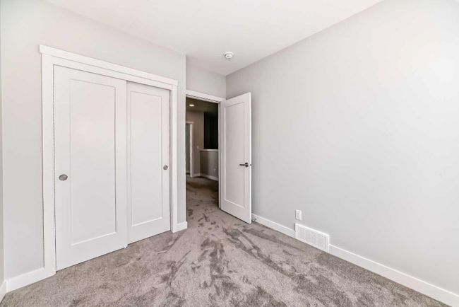 450 Shawnee Square Sw, Home with 3 bedrooms, 2 bathrooms and 3 parking in Calgary AB | Image 25
