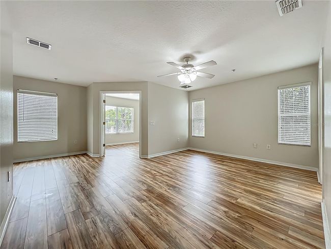 Sitting area off the left | Image 33