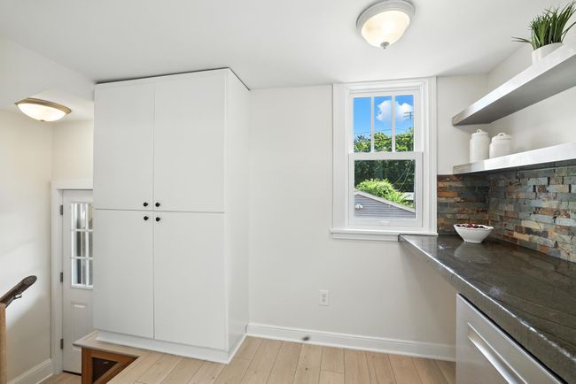 Lots of cabinet space | Image 16