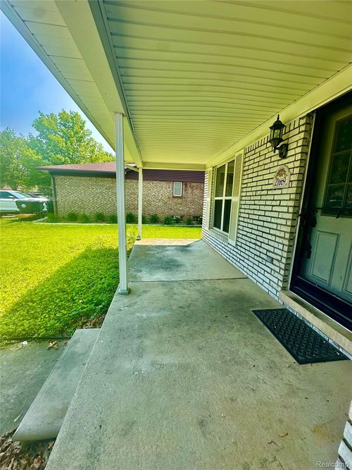 21669 Tulipwood St, Woodhaven, MI, 48183-1519 | Card Image