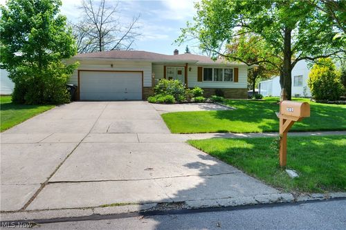 9307 Munich Dr, Parma, OH, 44130-7611 | Card Image